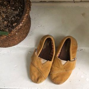 Yellow corduroy Toms